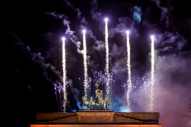 Aan de Brandenburg Tor in Berlijn werd vuurwerk afgestoken.  Beeld AFP