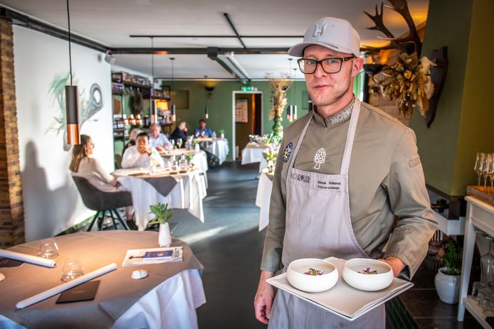 Eigenaar en chefkok Dennis Willems serveert de gerechten.