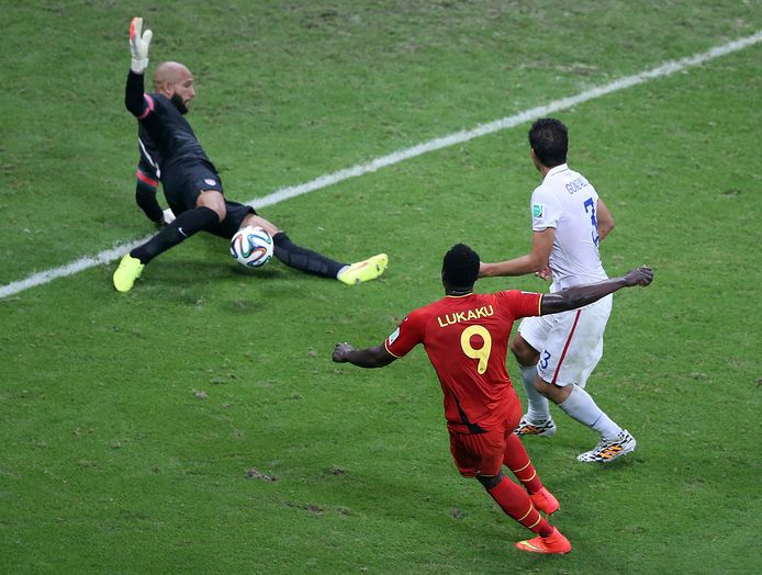 Een van de zestien reddingen van Howard op een  poging van Romelu Lukaku op het WK 2014, zijn toenmalige ploegmaat van Everton zou in de verlengingen wel de 2-0 voor België maken.