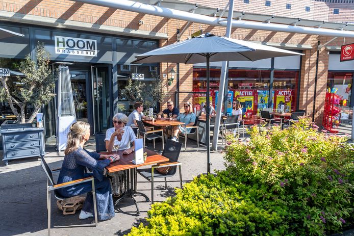 De terrassen mogen vanaf 1 juni weer open. Ook brasserie Hoom mag hun terras uitbreiden tot aan de Kruidvat.