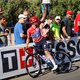 Chaos in Vuelta: Roglic komt zwaar ten val in slotkilometers, Evenepoel rijdt lek maar blijft leider