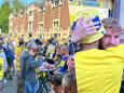 Ook buiten het stadion volgden veel supporters de wedstrijd. Na afloop kreeg spits Yorbe Vertessen zelfs een knuffel van een fan.