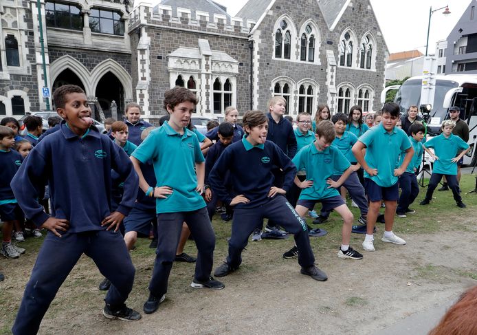 Schoolkinderen doen een haka tijdens een herdenking in Christchurch.