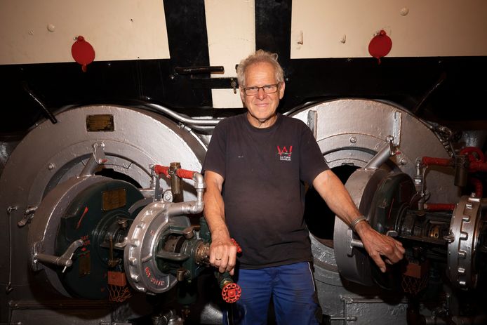 Arie Uiterdijk is een van de vrijwilligers van de Furie. Hier laat hij de ketels van de stoomsleper zien.