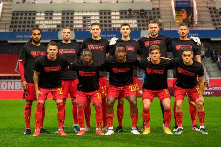 Met speciale T-shirts vragen de Duivels aandacht voor de mensenrechten in Qatar. Beeld Photo News