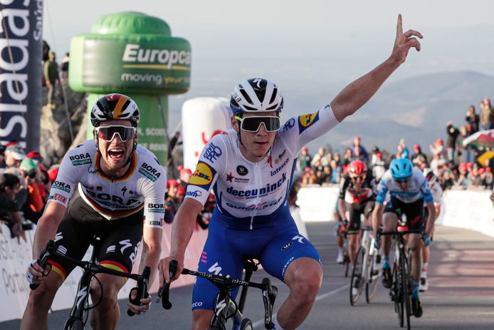 Remco Evenepoel wint nipt voor Maximilian Schachmann.