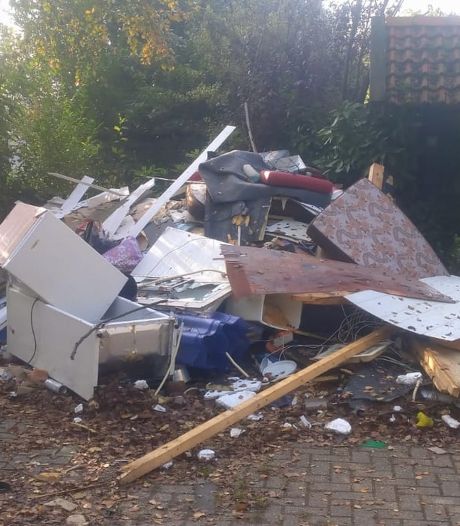 Camping bij Geesteren lijkt wel vuilstortplaats: ‘Vertrekkende bewoners laten volledige caravans achter’