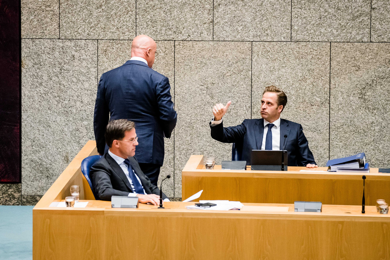 Premier Mark Rutte, Minister Ferdinand Grapperhaus van Justitie en Veiligheid (CDA) en Minister Hugo de Jonge van Volksgezondheid, Welzijn en Sport (CDA) tijdens een debat over de ontwikkelingen rondom het coronavirus.  Beeld ANP