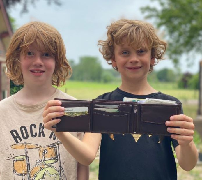Doetinchemse jongens vinden portemonnee van Brabander tussen het zwerfvuil.