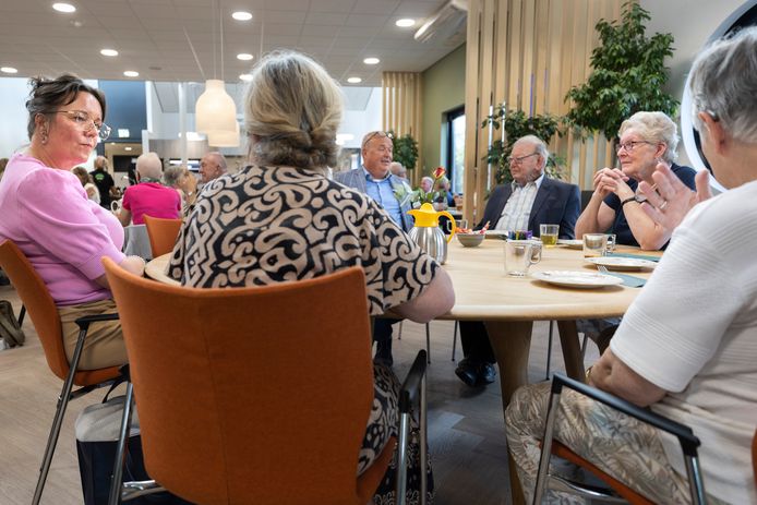 Tamara van Ark adviseert om juist meer plekken te creëren waar mensen met dementie elkaar en anderen kunnen ontmoeten.