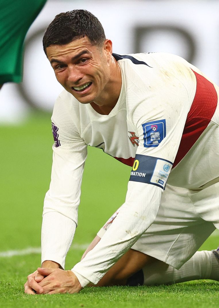 Een ontroostbare Cristiano Ronaldo na de Portugese uitschakeling. Vandenbempt: 'Ik gunde Messi vóór dit toernooi zijn finale hoogtepunt: de wereldtitel. Nu vraag ik me af of Ronaldo, hoe narcistisch ook, niet de meest oprechte van de twee is geweest.' Beeld REUTERS