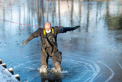 Quand un pompier constate que la glace d'un étang n'est pas encore assez épaisse pour s'y promener
