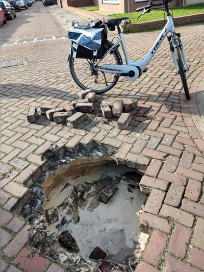 Zinkgat in wegdek in centrum van Boskant