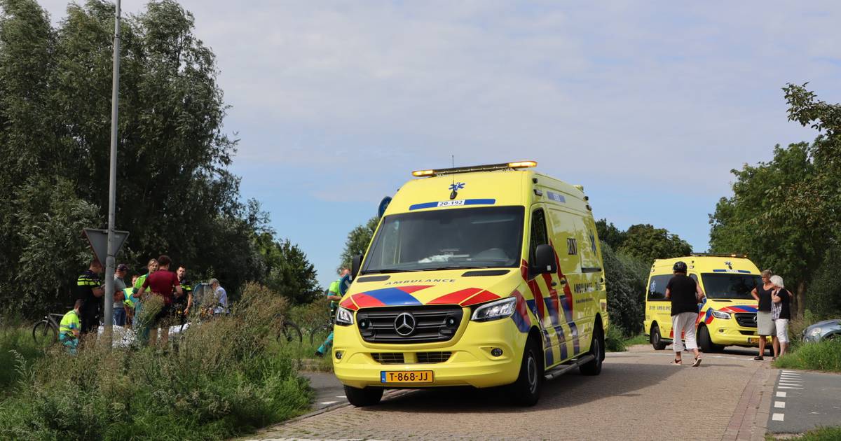 Fietser zwaargewond bij botsing met wielrenner in Waspik.