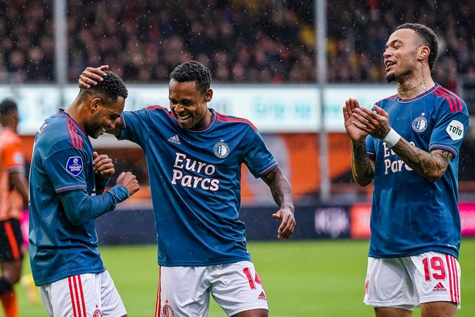 Feyenoord-spelers vieren de 0-1 van Danilo tegen FC Volendam.