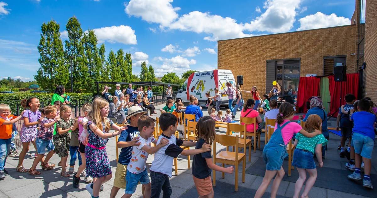 130 leergierige Zeeuws-Vlaamse kinderen stappen over de rode loper de zomerschool binnen