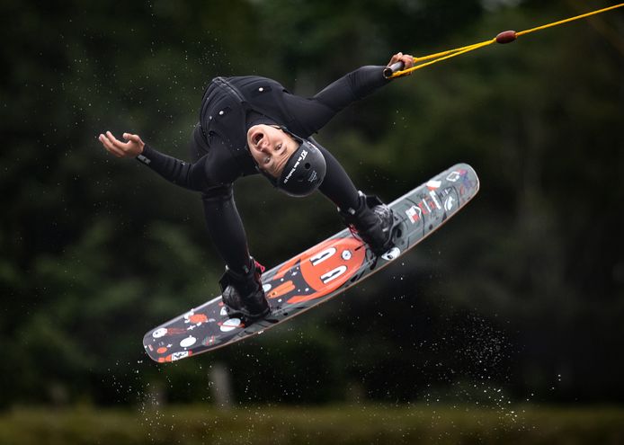 De 14-jarige Max van Empel uit Veldhoven is in zijn leeftijdscategorie Nederlands kampioen cable wakeboard.