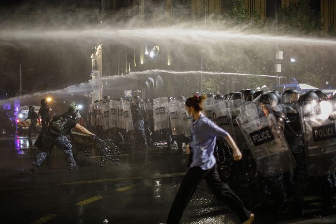 De Georgische politie treedt hard op tegen demonstranten in Tbilisi.