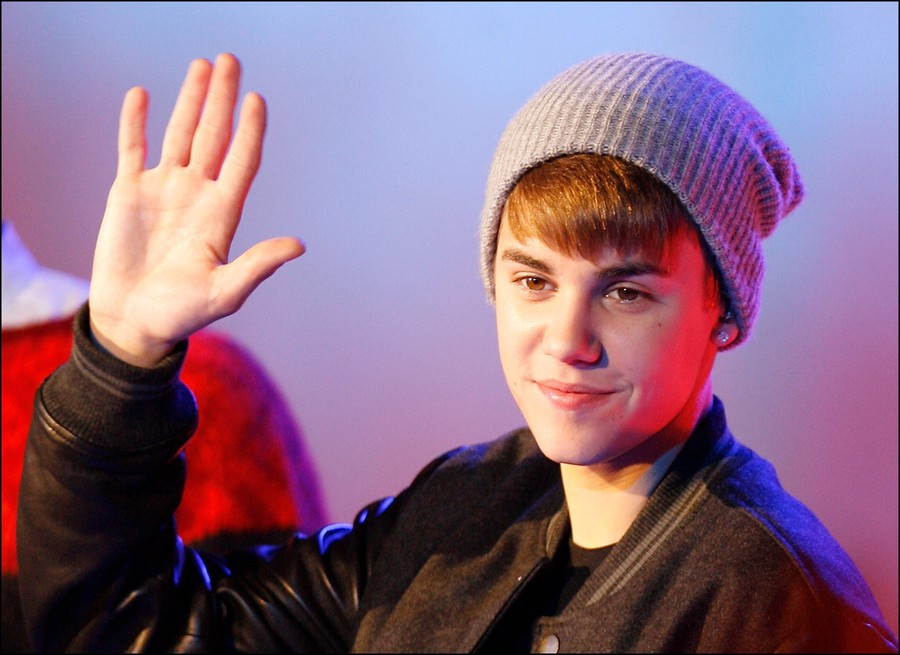 мужская команда болельщиков. американские футбольные фанаты. болельщики на трибуне. парень фанат. парень фанат.