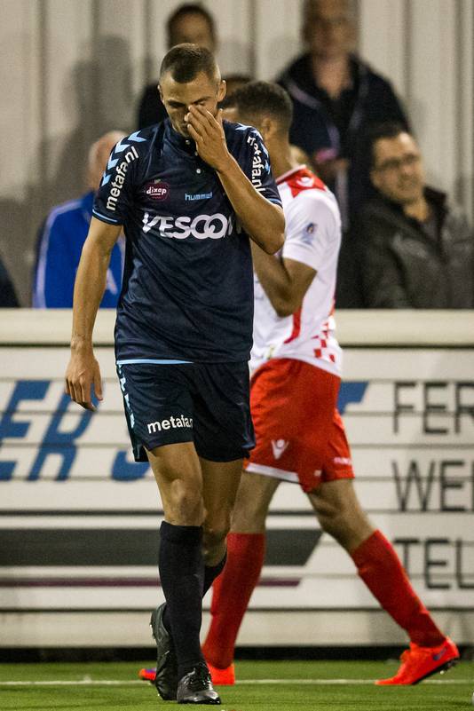 Helmond Sport-speler Jordy Thomassen baalt na de 0-3 nederlaag.