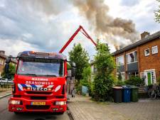 Vlammen slaan uit dak van woning in Apeldoorn, bewoners geschokt: ‘Ze was helemaal aan het trillen’