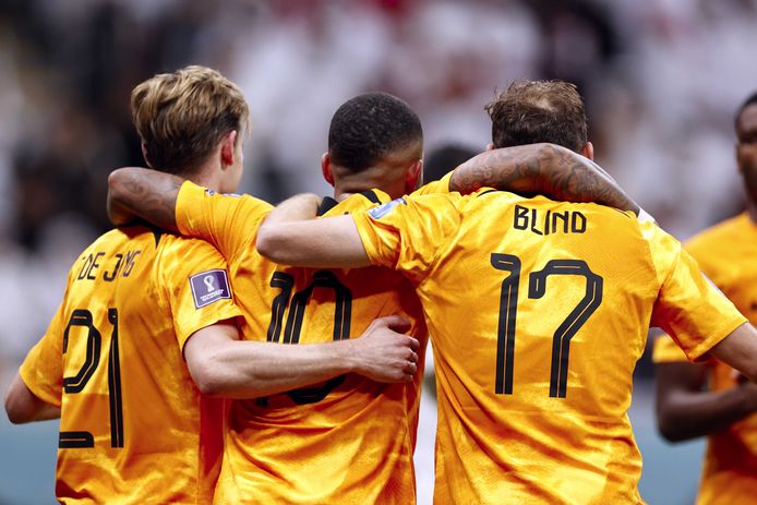 Frenkie de Jong, Memphis Depay en Daley Blind vieren het tweede doelpunt tegen Qatar.