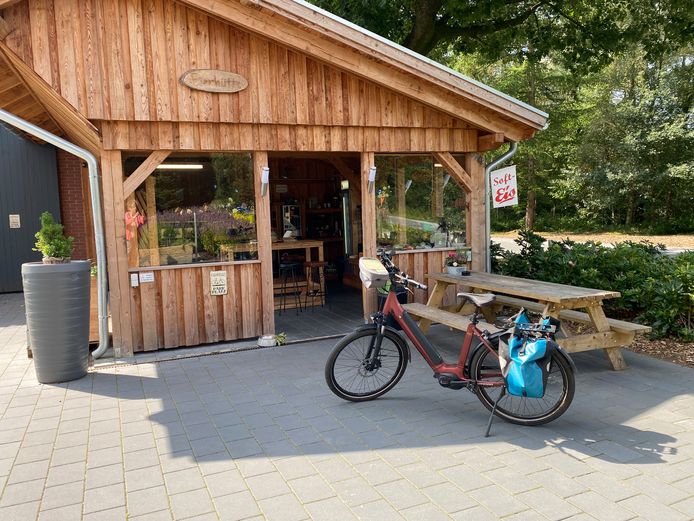 Net over de grens fiets je langs de Eierhütte, met uitgebreide mogelijkheden voor zelfbediening en zelfs een toilet.