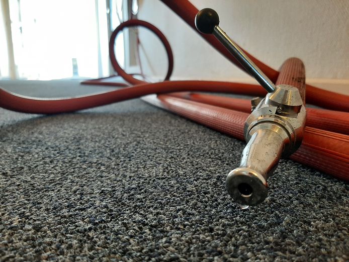 De brandslang op de negende verdieping, na de flatbrand in Enschede.