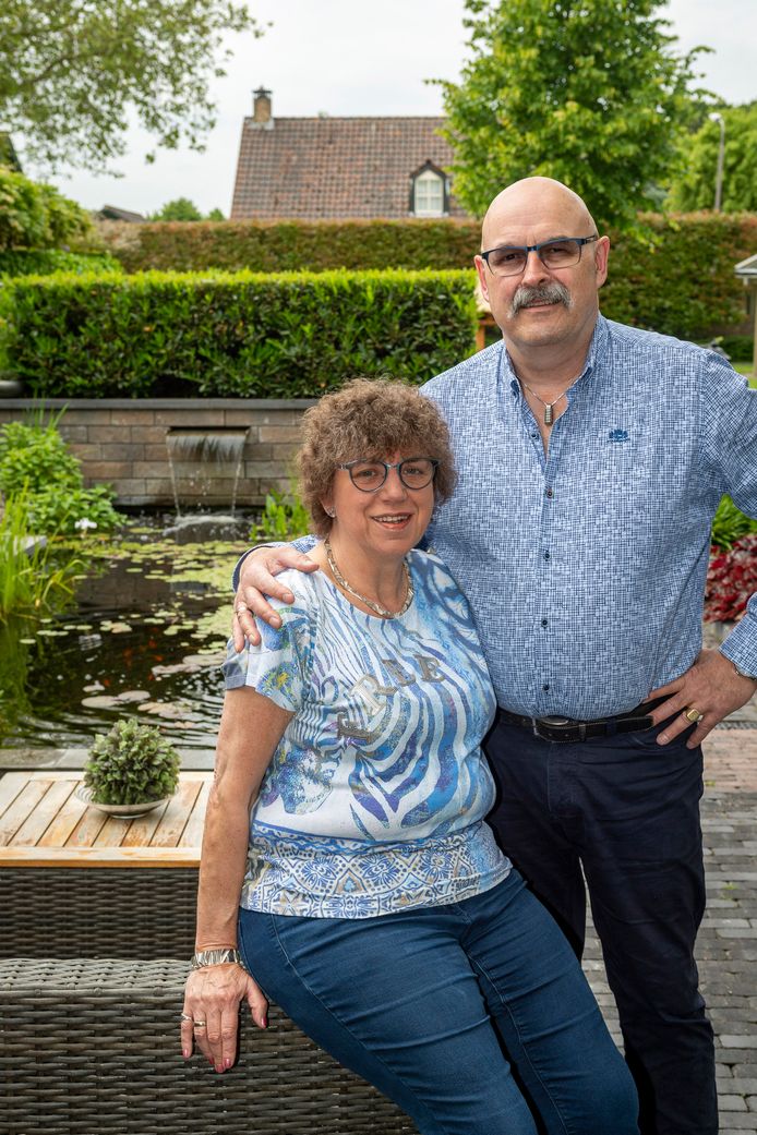 Chris en Mia Grinwis in 2019 in de achtertuin van hun woning.