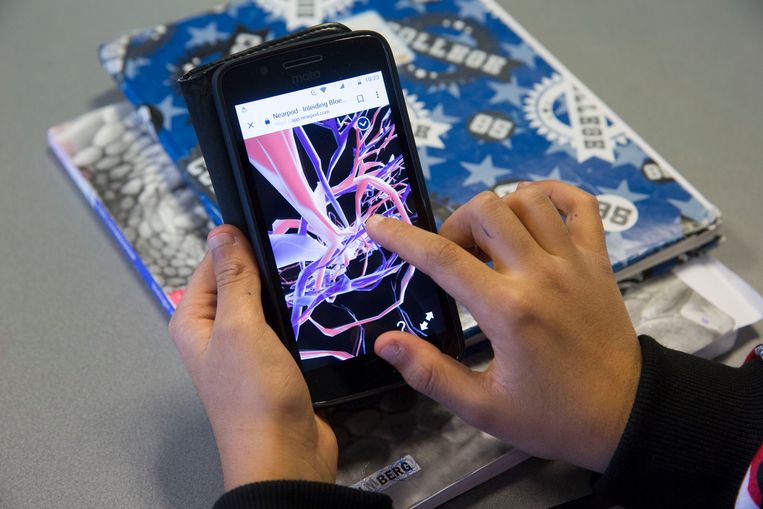 Een centrale tool die een belangrijke rol speelt stad Inheems Scholen willen geen mobieltjesverbod, smartphone is prima hulpmiddel in de  les | Trouw