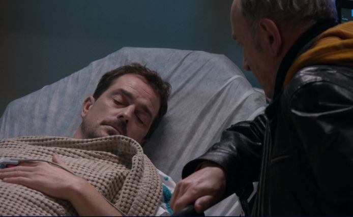Vince (Gert Winckelmans) overleeft een poging tot zelfdoding in 'Thuis'. Eddy (Daan Hugaert) waakt aan zijn ziekbed.