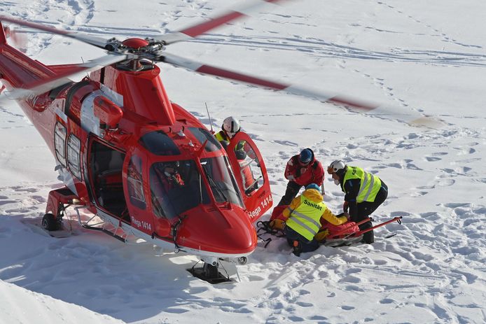 Oostenrijkse reddingshelikopters vliegen af en aan om gewonden van de pistes te halen. De sneeuwcondities zijn heel slecht.