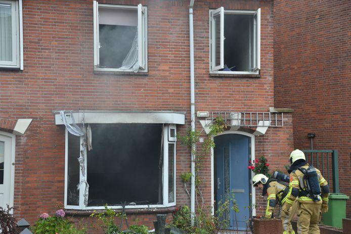 Een woning is dinsdagochtend rond 10.45 uur bijna volledig uitgebrand aan de Sparrenweg in Breda.