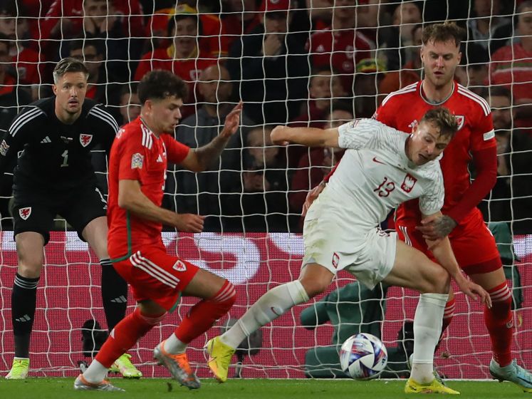 Wales-doelman Hennesey bijna enorm de fout in tegen Polen