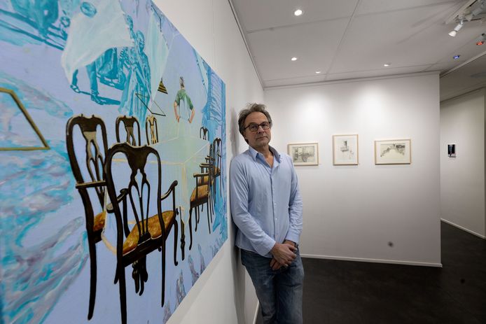 De Eindhovense kunstenaar Jos van der Sommen bij een van zijn werken bij galerie Nasty Alice.