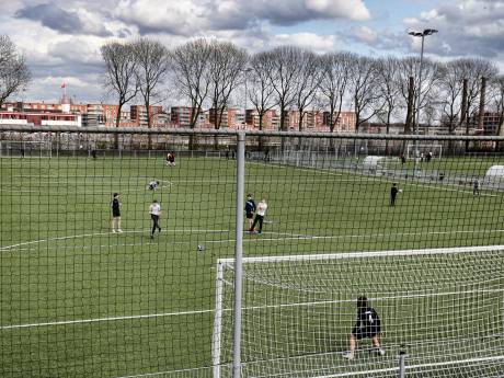 Adarghal zou arbiter klap hebben gegeven: ‘De KNVB maakt een grote fout, vijftien maanden is absurd’