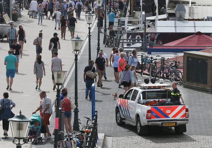 Archiefbeeld: politie actief op de boulevard van Scheveningen.