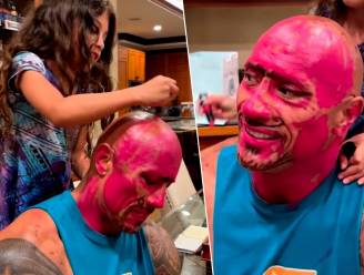 Dwayne ‘The Rock’ Johnson ziet er plots helemaal anders uit nadat dochters hem make-over geven: “Nu ben je een meisje!”