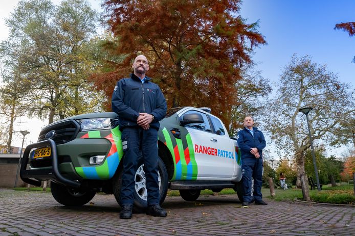 De oud-commando's van Ranger Mission Control, hier bij hun patrouillevoertuig in het Emile van Loonpark. Hun taken voor de gemeente Roosendaal zitten er voorlopig op.