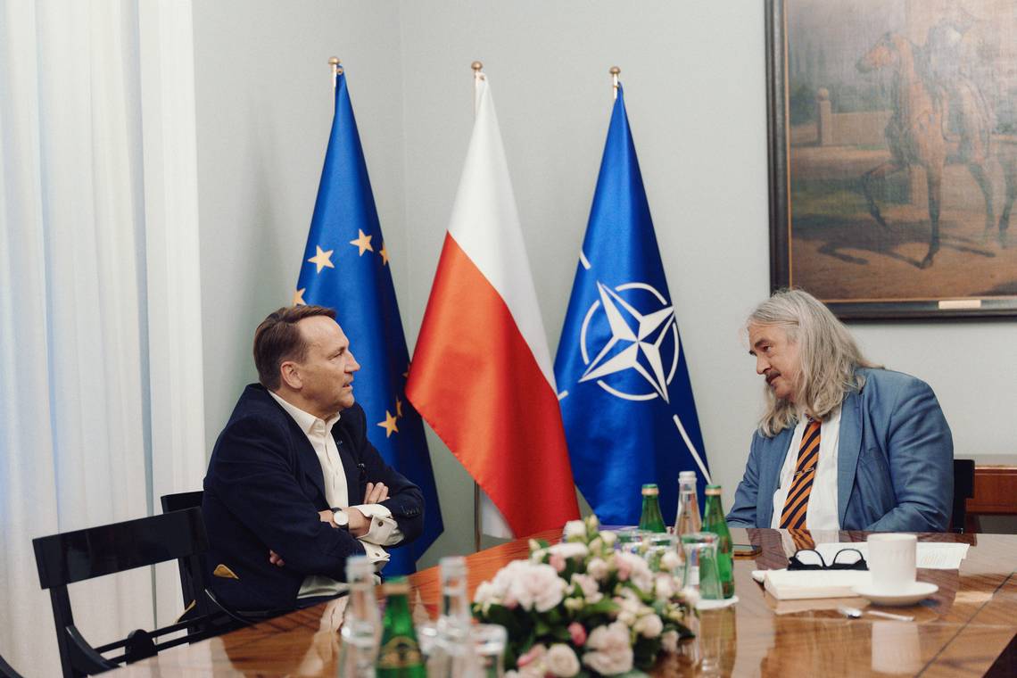 ‘Alleen een militaire nederlaag krijgt Poetin aan tafel’: Pools minister van Buitenlandse Zaken Radoslaw Sikorski in gesprek met Ilja Leonard Pfeijffer