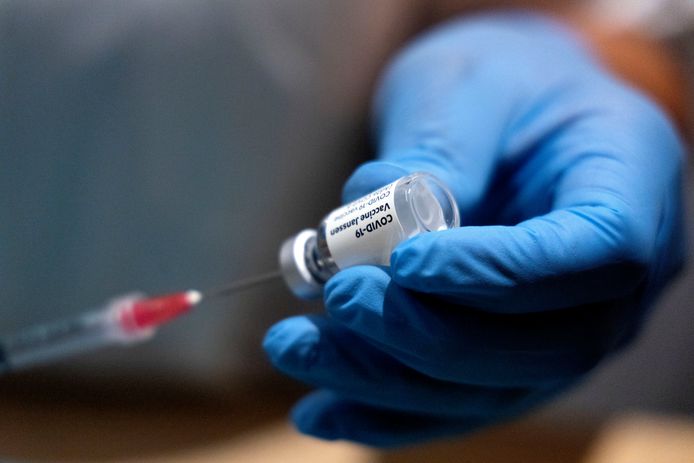 Het Rijk waarschuwt dat de diverse vaccins geen honderd procent garantie geven en vraagt mensen om zich na inenting aan de regels te blijven houden.