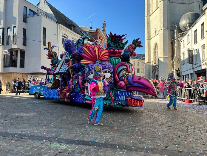 De kleurrijke zondagstoet van carnaval Halle trok onder een stralende zon over de Grote Markt.
