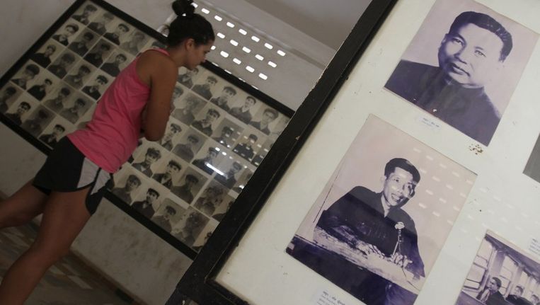 Het museum Tuol Sleng, de voormalige school en later Khmer-gevangenis, met afbeeldingen van Pol Pot (top rechts) en Kaing Guek Eav alias Duch (rechtsonder). Beeld reuters