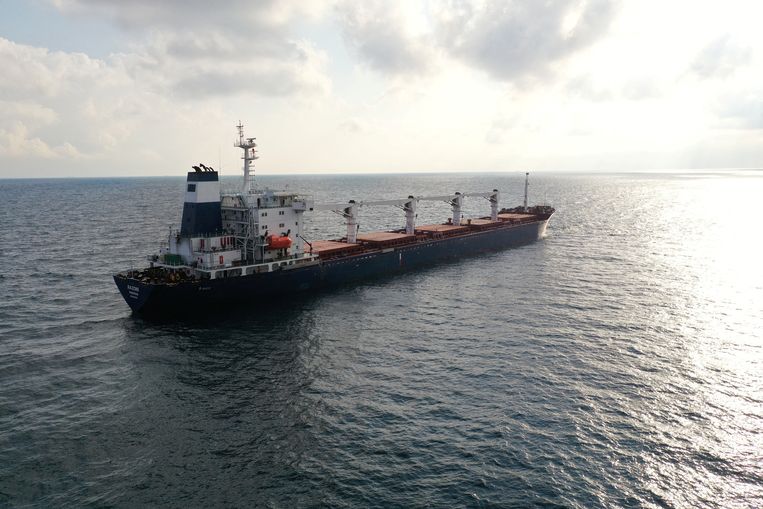 Het fregat Razoni, geregistreerd in Sierra Leone, in de Zwarte Zee op weg naar Libanon. Het schip is geladen met Oekraïens graan. Beeld REUTERS