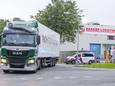 De truck is weggehaald van de parkeerplaats bij Bakker Logistiek in Zeewolde. De politie vervolgt het onderzoek op een andere locatie.