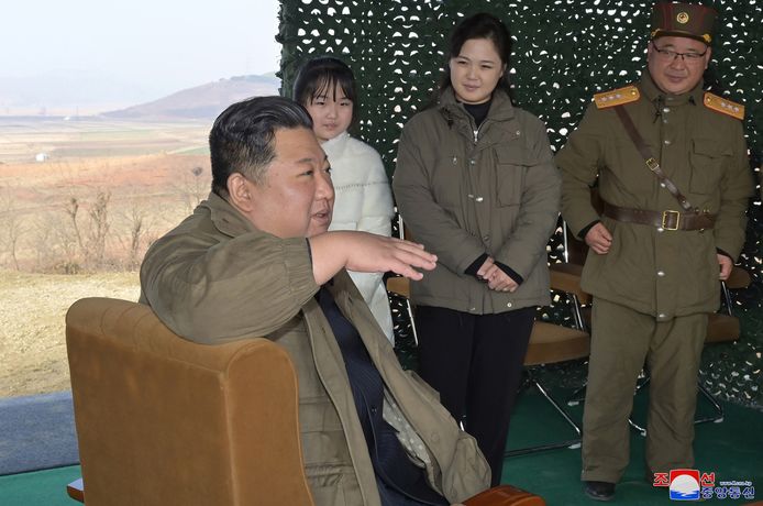 Il leader nordcoreano Kim Jong Un, sua moglie e sua figlia, di cui non si conosce l'età o il nome