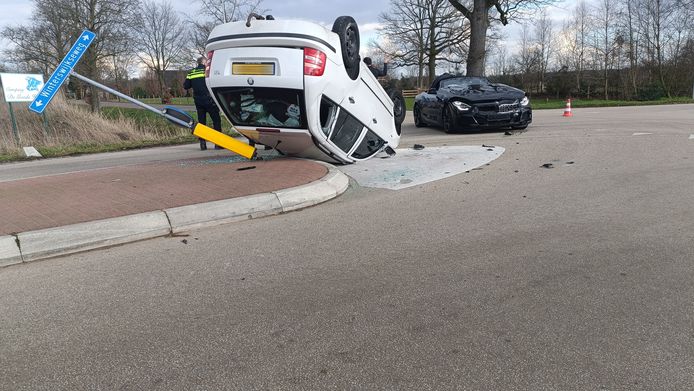 De auto belandde na een botsing met een andere auto op zijn rug. Daarij raakte één inzittende gewond die ter plaatse aan de Vredenseweg kon worden behandeld.