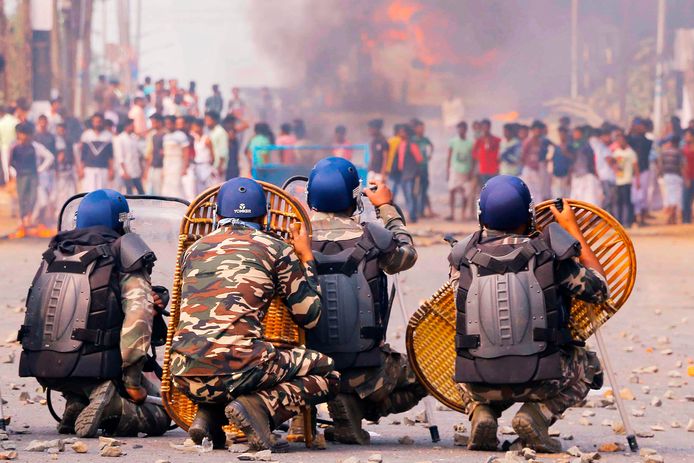 Het komt vandaag tot een confrontatie tussen protestanten en politie in Kolkata, India.
