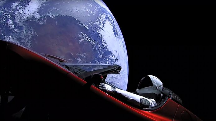 De dummy ‘Starman’ in zijn knalrode Tesla Roadster. Space X gaf daags na de lancering op 6 februari 2018 deze foto vrij.  De Tesla is sinds september de planeet Mars voorbij.