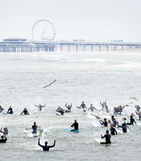 Surfers massaal in zee ter nagedachtenis aan in algenlaag verdronken Joost, Sander, Pim, Max en Mathijs